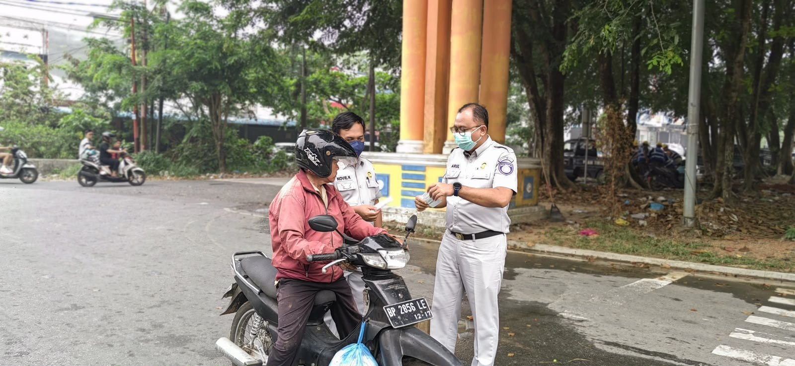 Kabut Asap Semakin Tebal, PT Jasa Raharja (Persero) Cabang Tanjungpinang Bagikan Masker Gratis di Traffic Light Bintan Center