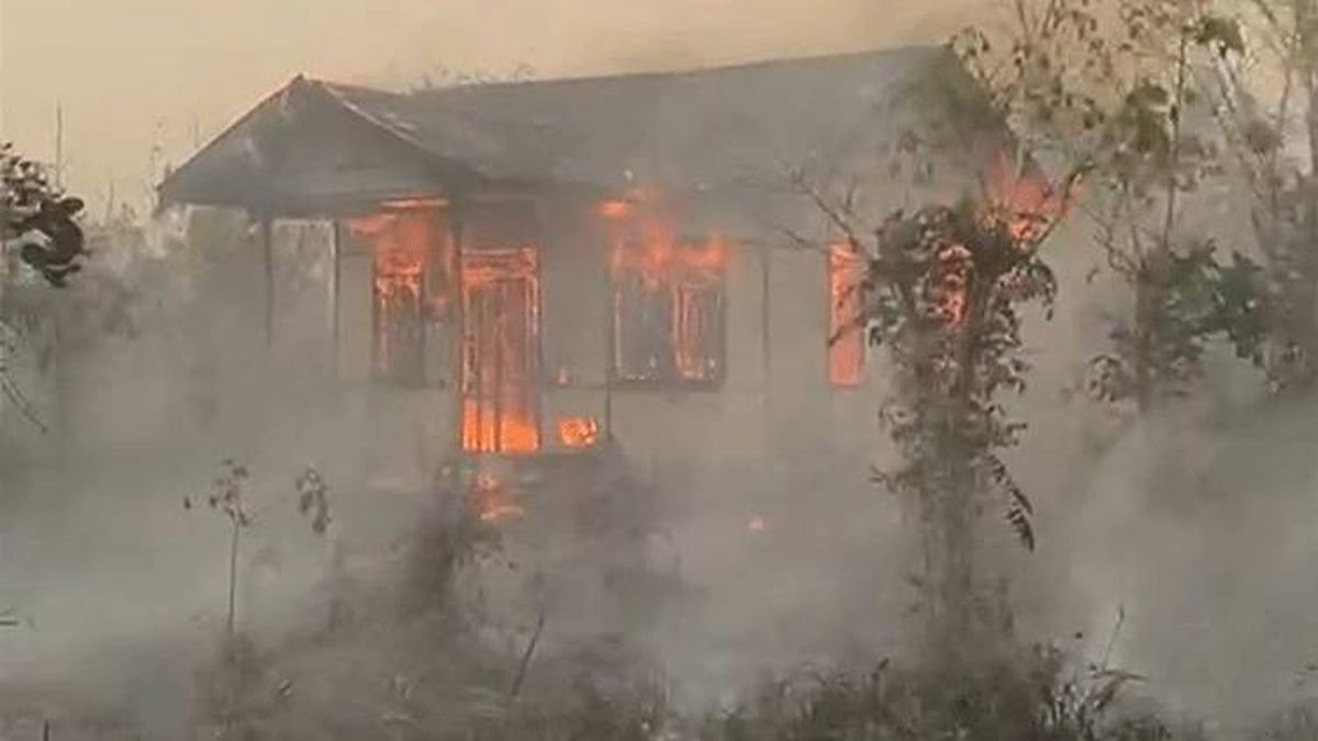 Api Kebakaran Gambut di Palangka Raya Dekati Permukiman, Dua Pondok Hangus